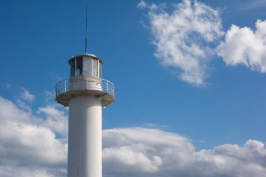 Güneşli bir günde mavi bulutlu gökyüzü olan beyaz deniz feneri. Varna, Bulgaristan