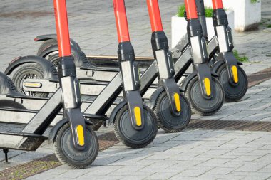 Halka açık yerlerde elektrikli scooter satışı. Elektrikli şehir ulaşımı