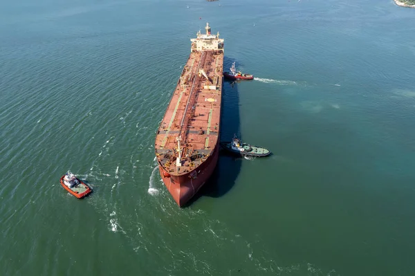 Luftaufnahme Eines Schleppers Der Einen Großen Öltanker Unterstützt Großes Öltankschiff — Stockfoto