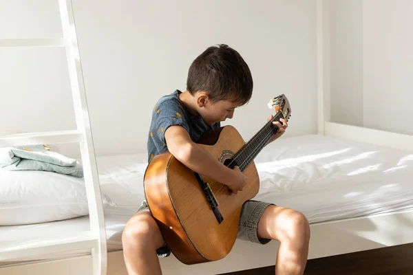 Niño Aprendiendo Tocar Guitarra Acústica Niño Está Practicando Guitarra Acústica —  Fotos de Stock