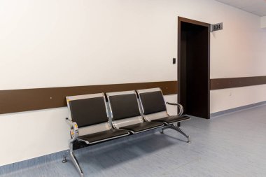 Paslanmaz çelik sandalye bekleme bekliyor. Hastane iç. Kimse. 