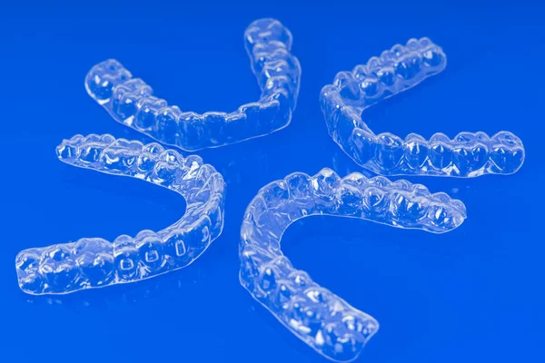 Niewidzialna Ortodoncja Nawiasy Kosmetyczne Niebieskim Tle Wyrównujące Zęby Dla Pięknego — Zdjęcie stockowe