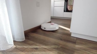 Evde elektrikli süpürge temizliği. Robot elektrikli süpürge modern oturma odasında. Akıllı temizlik teknolojisi
