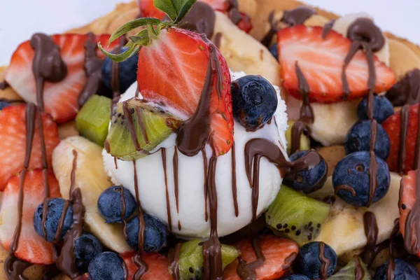 Dondurma, meyve, çikolata sosu, taze böğürtlen.