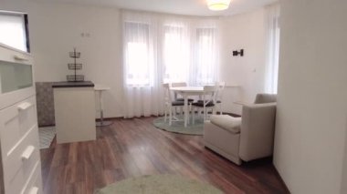 İç mekan. Modern mutfak ve oturma odası manzarası. Doğal ışık