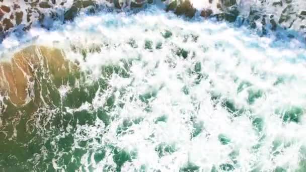 Top View Breaking Waves Whitewash Huge Swell Hitting Shoreline — Stock video