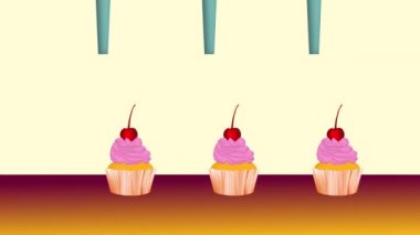 Üstünde vişne olan pembe kremalı kekler bir fabrikadaki taşıma bandında hareket ediyor. Yakın plan. Canlandırma