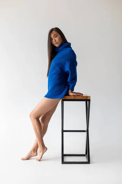 穿着白色背景的蓝色毛衣的迷人的亚洲女人 模型试验 — 图库照片