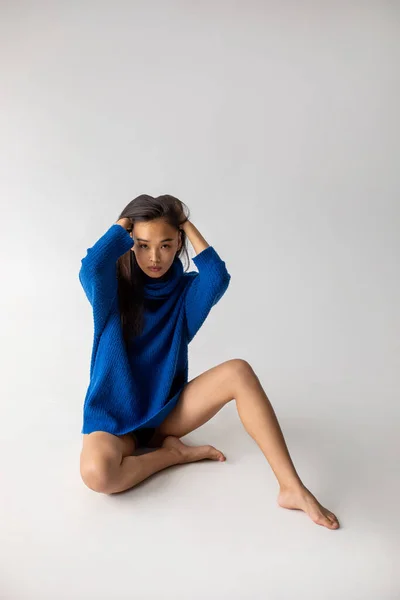 Atractiva Mujer Asiática Suéter Azul Sobre Fondo Blanco Ensayos Modelo —  Fotos de Stock