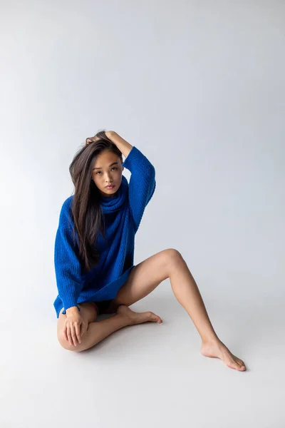 Mulher Asiática Atraente Suéter Azul Fundo Branco Ensaios Modelo — Fotografia de Stock