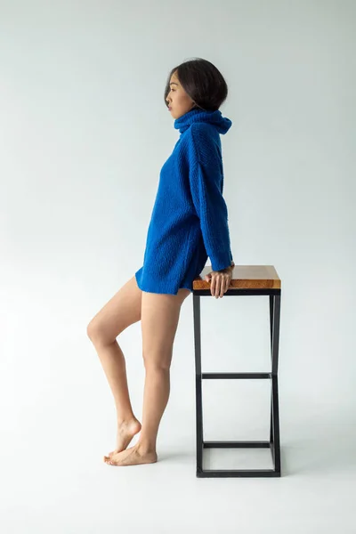 Mulher Asiática Atraente Suéter Azul Fundo Branco Ensaios Modelo — Fotografia de Stock
