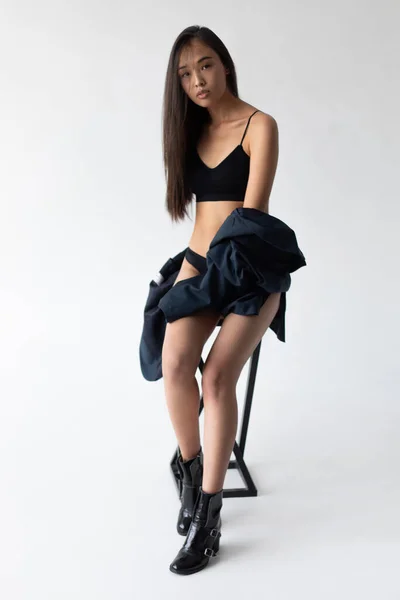 Atractiva Mujer Asiática Posando Sentada Silla —  Fotos de Stock