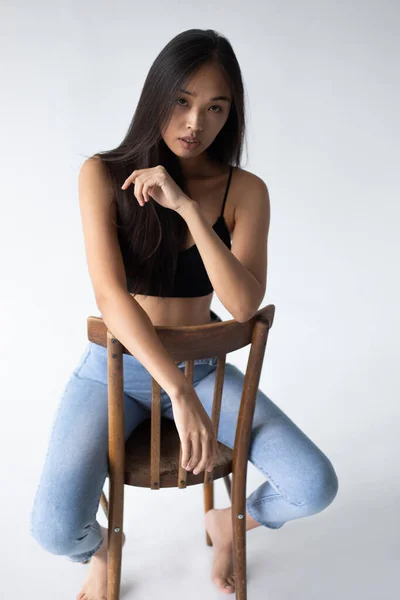 Atraente Asiático Mulher Posando Sentado Cadeira — Fotografia de Stock