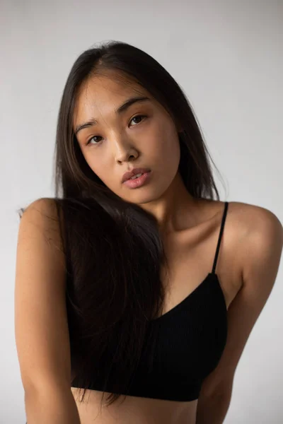 Çekici Asyalı Genç Bir Kadının Portresi Model Testleri — Stok fotoğraf