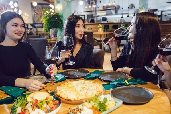 Groupe Femmes Amies Bavarder Boire Vin Dans Restaurant — Photo