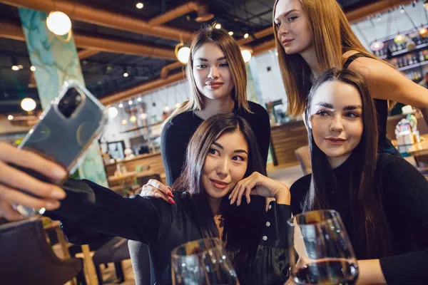 Grupa Dziewczyn Robi Sobie Selfie Przy Obiedzie Restauracji — Zdjęcie stockowe
