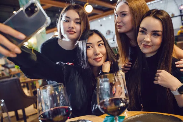 Група Дівчат Приймають Селфі Вечерею Ресторані — стокове фото