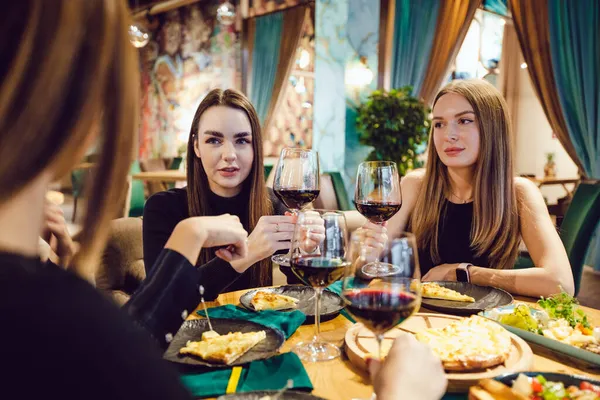 Groupe Femmes Amies Bavarder Boire Vin Dans Restaurant — Photo