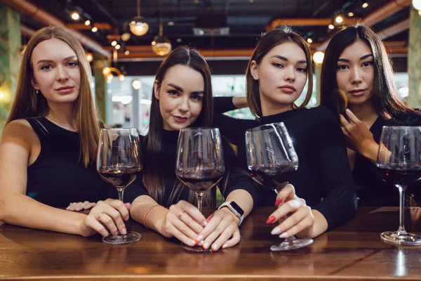 Vier Schöne Frauen Trinken Wein Einem Restaurant — Stockfoto