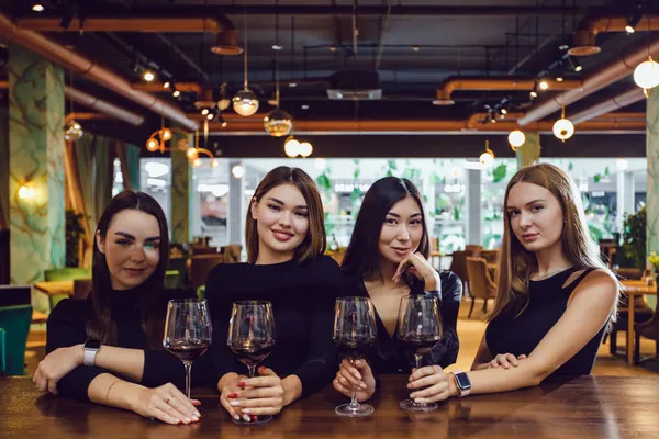 Flickvänner Med Glas Vin Möte Restaurang — Stockfoto