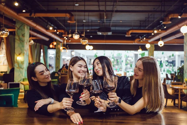 Namoradas Com Copos Vinho Uma Reunião Restaurante — Fotografia de Stock