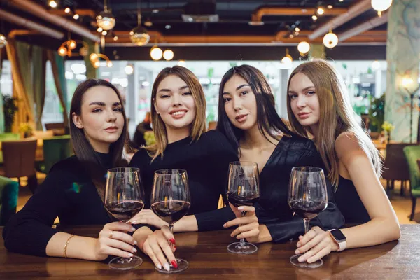 Namoradas Com Copos Vinho Uma Reunião Restaurante — Fotografia de Stock