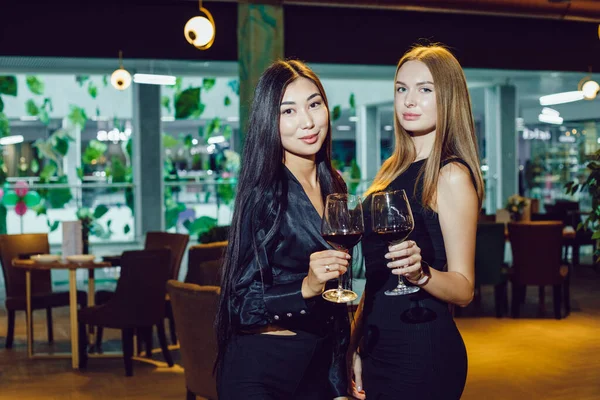 Duas Namoradas Com Copos Vinho Restaurante — Fotografia de Stock