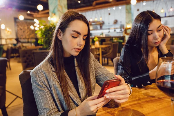 Grupa Przyjaciółek Siedzi Przy Stole Restauracji Używa Smartfonów — Zdjęcie stockowe
