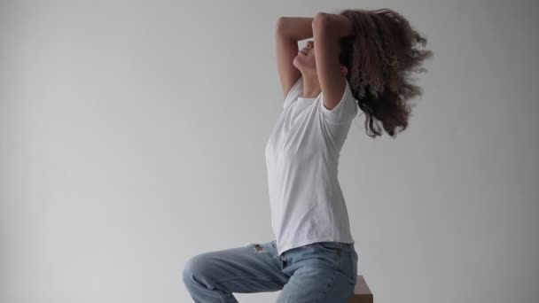 Mujer Joven Con Pelo Rizado Grueso Posando Camiseta Blanca — Vídeo de stock