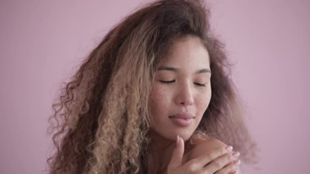 Femeia Atractivă Păr Creț Pistrui Față Aplică Hidratant Umăr Frumusețe — Videoclip de stoc