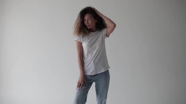 Mujer Joven Con Pelo Rizado Grueso Posando Camiseta Blanca — Vídeo de stock