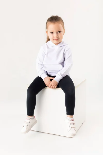 Dívka Bílé Prázdné Mikině Sedí Bílém Pozadí Dětské Mikiny Maketa — Stock fotografie