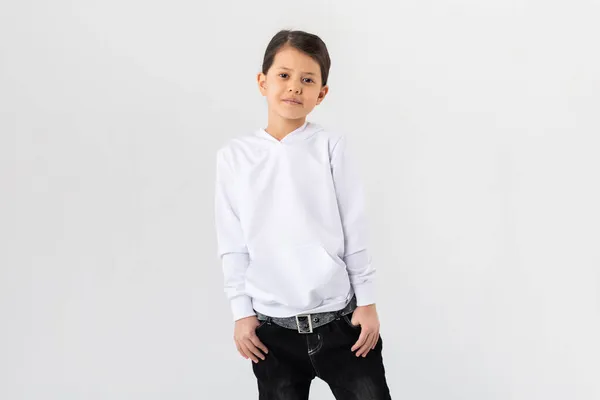 Azjatka Białej Bluzie Bluzy Kapturem Dla Dzieci — Zdjęcie stockowe