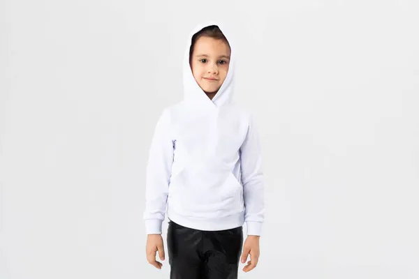 Beyaz Kapüşonlu Kız Kapüşonlu Çocuklar — Stok fotoğraf
