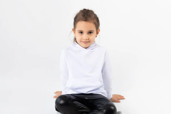 Dziewczyna Białym Kapturze Bluzy Kapturem Dla Dzieci — Zdjęcie stockowe