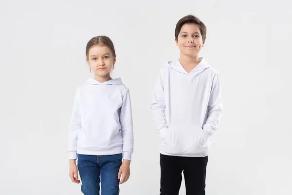 Dwójka Dzieci Białej Bluzie Makieta — Zdjęcie stockowe