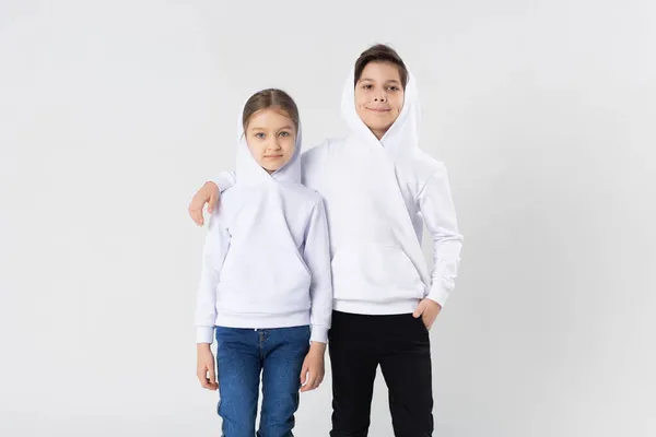Dvě Děti Bílé Mikině Falešný — Stock fotografie