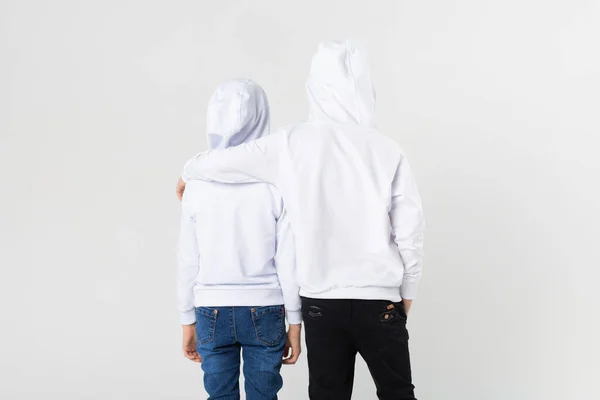 Zwei Kinder Weißen Kapuzenpullover Attrappe — Stockfoto