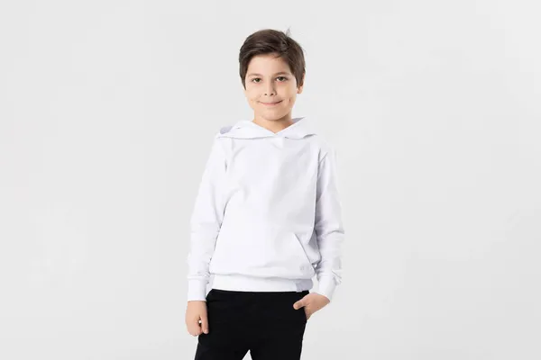 Beyaz Kapüşonlu Şık Çocuk Model — Stok fotoğraf
