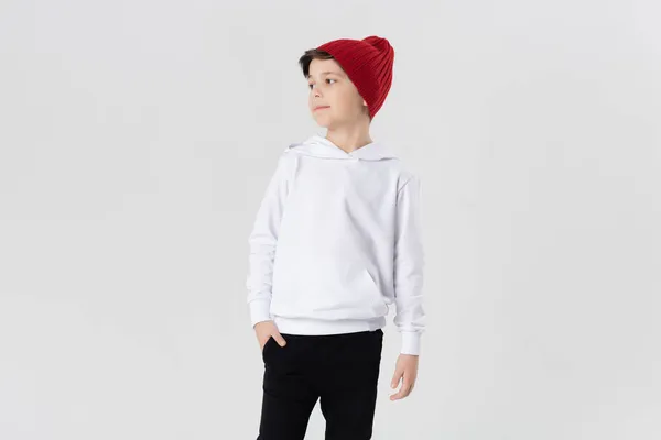 Beyaz Kapüşonlu Şık Çocuk Model — Stok fotoğraf