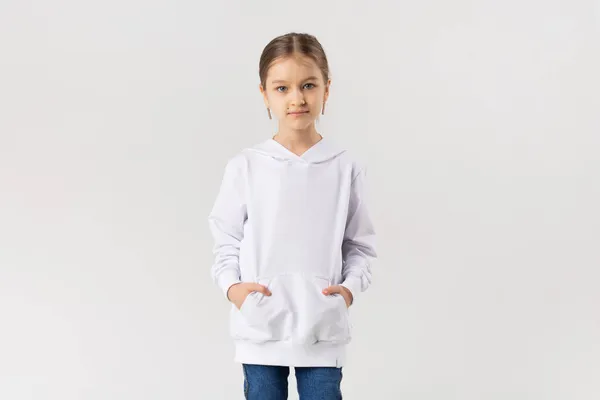 Χαριτωμένο Κοριτσάκι Λευκή Μπλούζα — Φωτογραφία Αρχείου