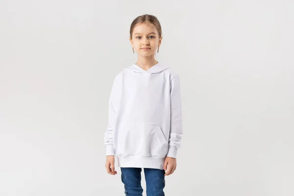 Χαριτωμένο Κοριτσάκι Λευκή Μπλούζα — Φωτογραφία Αρχείου