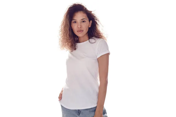 Mujer Atractiva Con Pelo Rizado Exuberante Camiseta Blanca Blanco Aislada —  Fotos de Stock