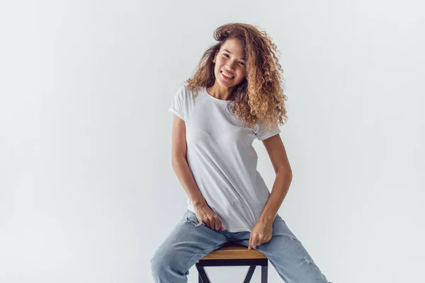 Mujer Atractiva Con Pelo Rizado Exuberante Con Una Camiseta Blanca —  Fotos de Stock