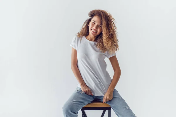 Donna Attraente Con Capelli Ricci Lussureggianti Con Una Shirt Bianca — Foto Stock