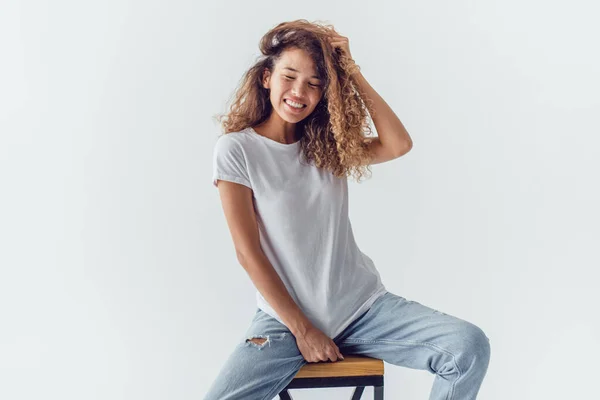 Mujer Sonriente Con Pelo Rizado Exuberante Blanco Camiseta Blanco Sienta —  Fotos de Stock