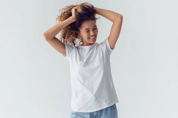 Mulher Sorridente Com Cabelos Cacheados Exuberantes Shirt Branca Fundo Branco — Fotografia de Stock