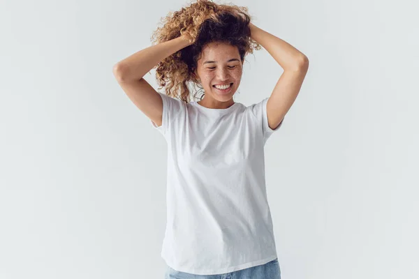 Donna Sorridente Con Capelli Ricci Lussureggianti Bianco Shirt Bianca Uno — Foto Stock