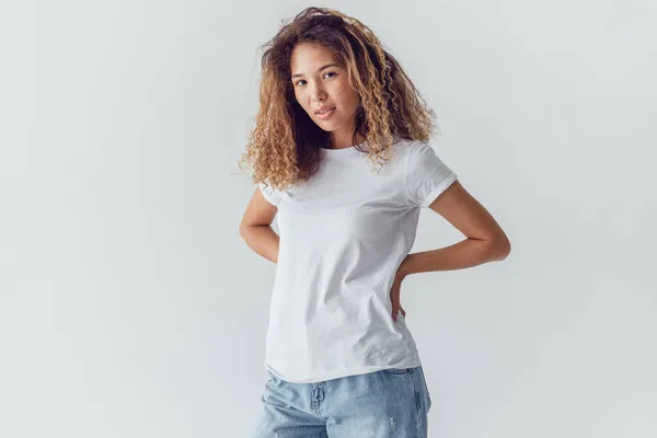 Mujer Atractiva Con Pelo Rizado Exuberante Con Una Camiseta Blanca —  Fotos de Stock