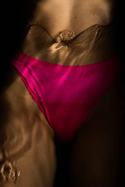 Pembe Çamaşırlı Güzel Kadın Vücudu Karanlık Sularda — Stok fotoğraf